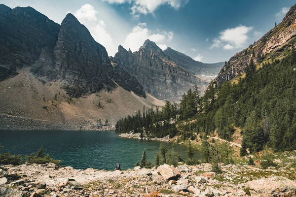 Monte Saddle y Lago Agnes en el Parque Nacional Banff - Alberta, Ca — Foto de Stock