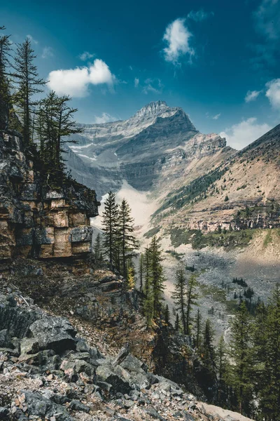 Mount eyer ve göl Agnes. Banff Ulusal Parkı içinde çekilen fotoğraf, — Stok fotoğraf