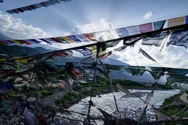 Banderas de oración y puesta de sol en Bután — Foto de Stock