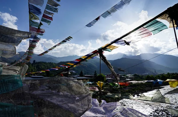 Dua bayrakları ve günbatımı Bhutan