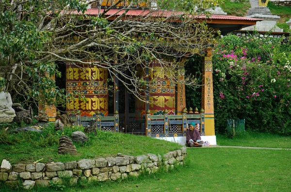 Μπουτάν προβολή μάντρα με τη φύση και άνθρωποι — Φωτογραφία Αρχείου