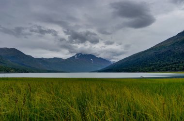 Anchorage yakınındaki Eklutna Gölü üzerinden dağına görünüm