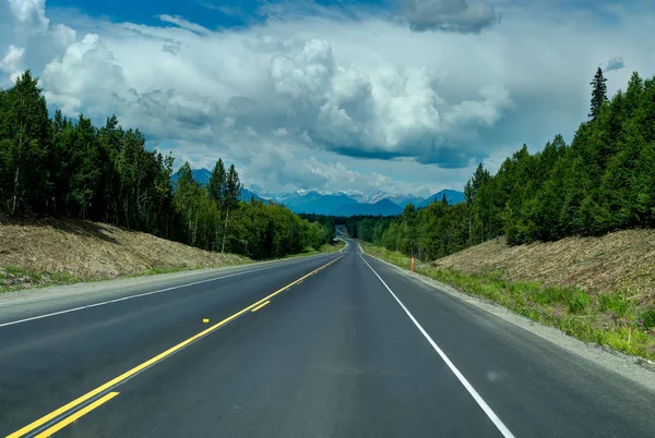Rua vazia com panoarama de montanha no Alasca Estados Unidos da América de — Fotografia de Stock