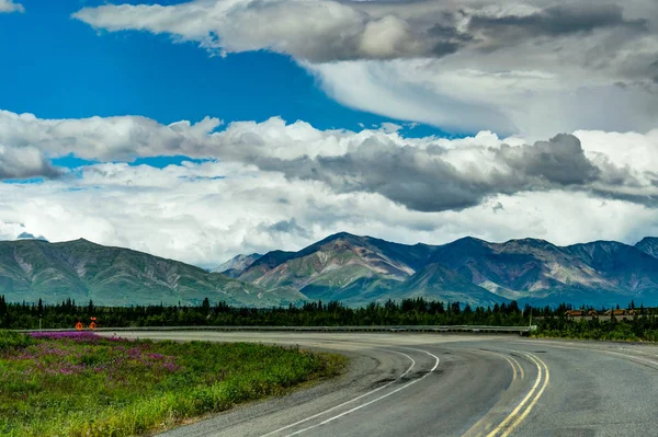 Empty street with mountain panoarama in Alaska Stati Uniti d'America — Foto Stock