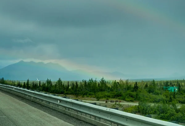 Ουράνιο τόξο με την οδό στην Αλάσκα Ηνωμένες Πολιτείες της Αμερικής — Φωτογραφία Αρχείου