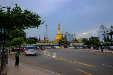 Yangon sokak sahne bak Suley Pagoda doğru manzaralı