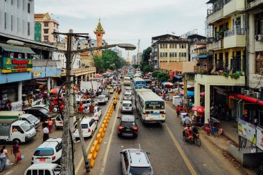 Yangon sokak sahne bak Suley Pagoda doğru manzaralı