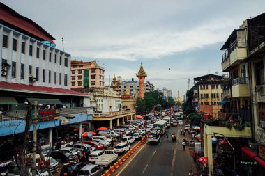 Yangon sokak sahne bak Suley Pagoda doğru manzaralı