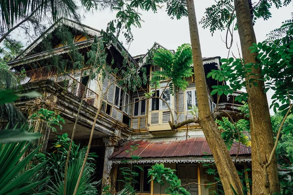 Edificio abandonado en Yangon Myanmar Birmania — Foto de Stock