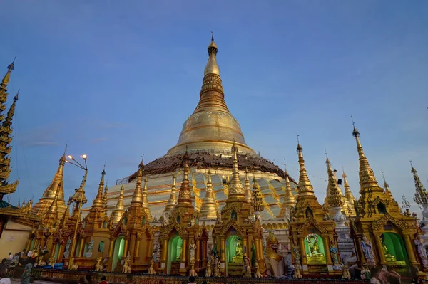 Shwedagon Paya Pagoda a Yangon durante il giorno — Foto Stock