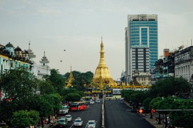 Sule Paya Pagoda Yangon Myanmbar Burma doğru sokak görünümü
