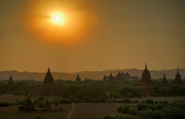 Günbatımı Bagan Tapınağı siluet Myanmar üzerinde