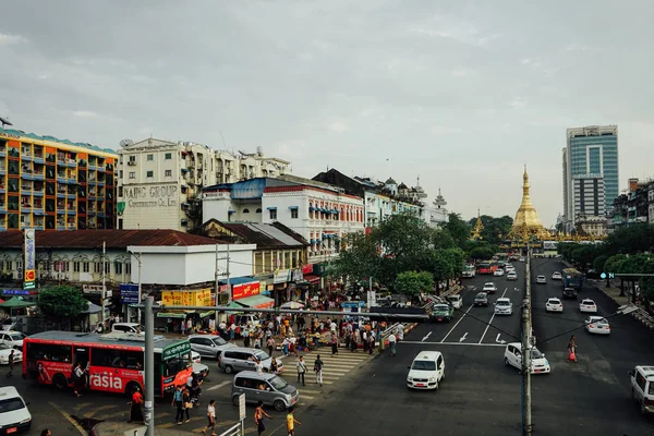 Street view towards Sule Paya Pagoda in Rangún Myanmar. i — Foto de Stock