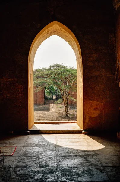 Vue à travers une arche vers un arbre à Bagan Xombar Birmanie — Photo