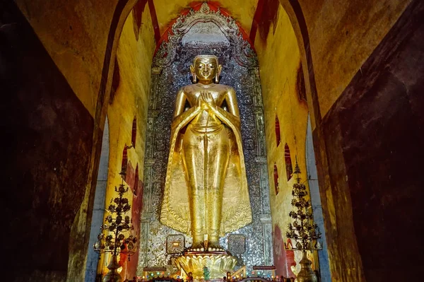 Huga golden Buddha Imagem em Bagan Myanmbar Birmânia — Fotografia de Stock