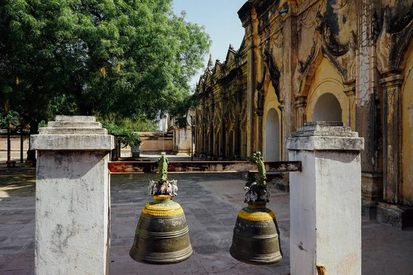 Deux cloches devant une ancienne pagode du temple de Bagan Myanmar Birmanie — Photo