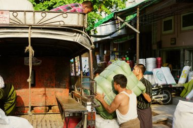 İnsanlar ulaşım taşıma Mandalay Yangon Myanmar Burma