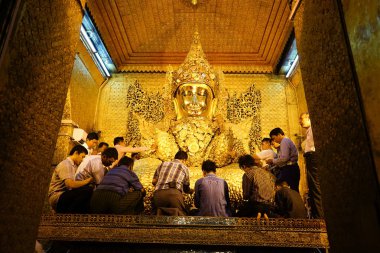 Mahamuni Buddha Temple Golden 'da ibadette insanlar