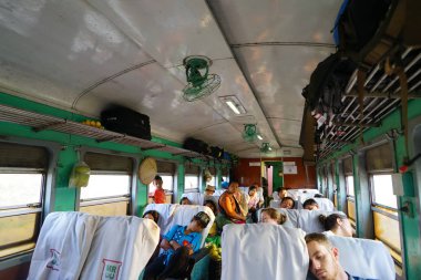 İnsanlar, tren içinde Myanmbar Burma 'da uyku Mandalay yakınında