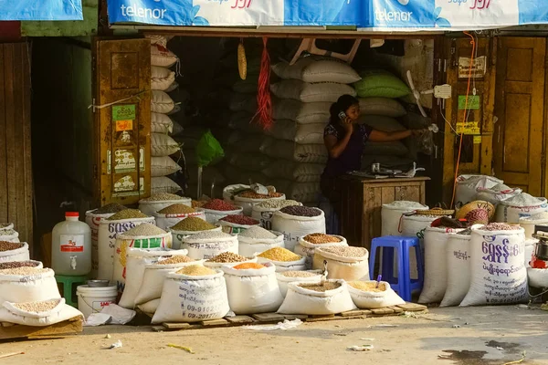 Жінка продає товари Райс боби ринку стенд Мандалай Янгон Myan — стокове фото