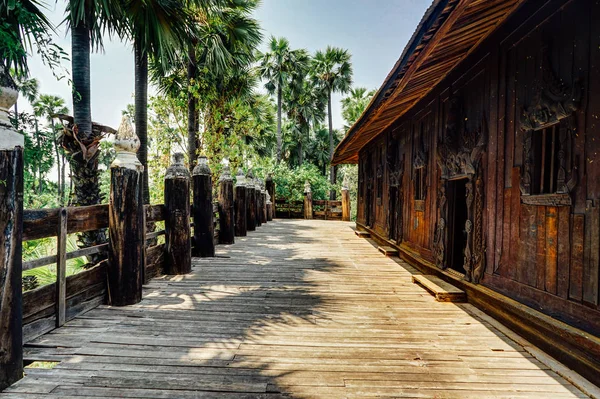 Kyaung Shwe i Bin teak tempel och kloster, Mandalay, Dan — Stockfoto