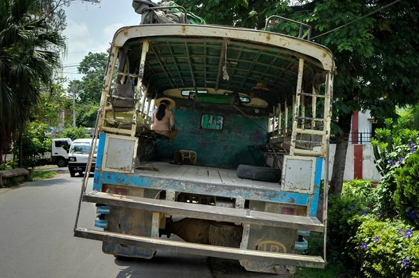 Vecchio trasporto auto fatiscente Auto con donna in Myanmar Birmania — Foto Stock