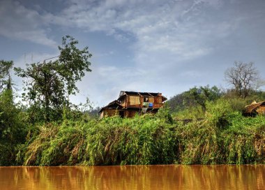 Hsipaw yağmur sezonunda doğa manzaralı nehir yansıması Myanmar Burma
