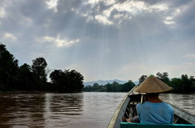 Şapka Burmanya Myanmbar ile Asya adam tekne sürüş r üzerinde yatıyor