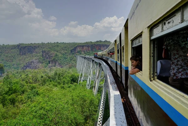 GOKTEIK VIADUCT является железнодорожным мостом в Мьянме с поездом — стоковое фото