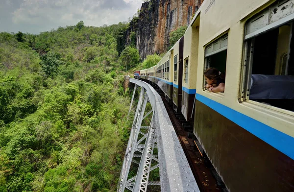 GOKTEIK VIADUCT является железнодорожным мостом в Мьянме с поездом — стоковое фото