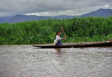 Tekne Inle Lake Myanmbar Burma Nyaung Shwe üzerinde insanlar