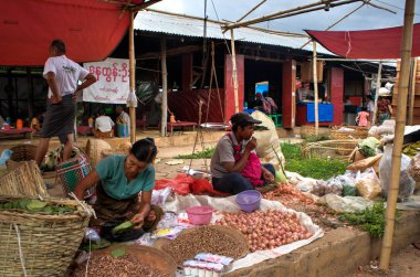 Pazar sahnesi Insanlar Inle Lake yakınında mal ve sebzeler satıyor