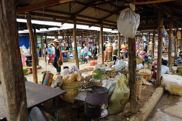 Scène du marché Personnes qui vendent des biens et des légumes près du lac Inle — Photo