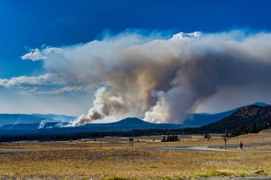 Oregon un Krater Gölü Milli Parkı 'nda Wildfire Crescent yangın