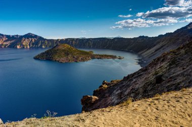 Oregon 'da Wizard Island incrater Gölü Milli Parkı 'Na doğru görünüm