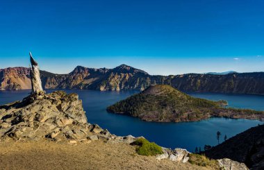 Oregon 'da Wizard Island incrater Gölü Milli Parkı 'Na doğru görünüm