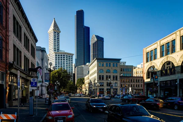 Pouliční výhled s automobily a modrou oblohou v Seattlu Washington United — Stock fotografie