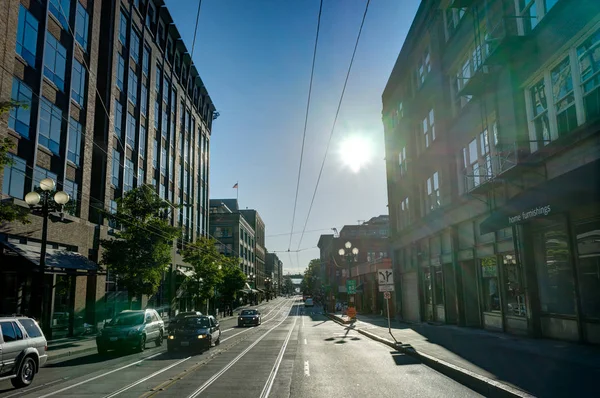 Street view con auto e cielo blu a Seattle Washington — Foto Stock