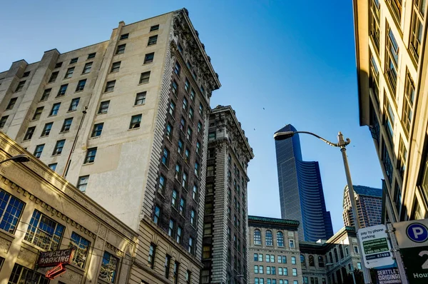 Vista verso edifici con cielo blu a Seattle Washington Unite — Foto Stock