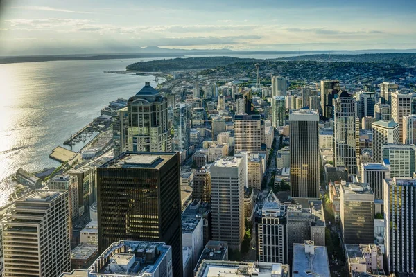 Space ne ile Seattle üzerinden Sky View Gözlemevi günbatımı görünümü