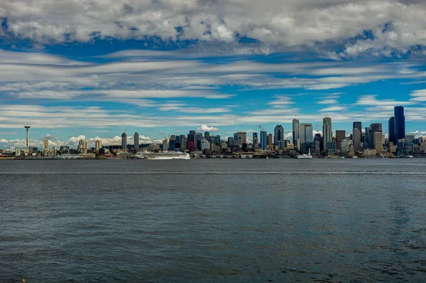 Vue sur la ville vers Seattle avec aiguille spatiale et Skyline Washingt — Photo