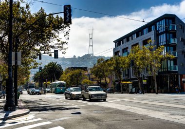 Sutro Tower San Francisco Cali bulutlar kaplı doğru görüntülemek