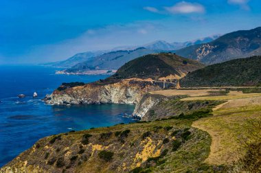 Ocean View Beach Shore ve su ile Californi mavi gökyüzünde