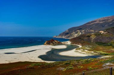 Ocean View Beach Shore ve su ile Californi mavi gökyüzünde