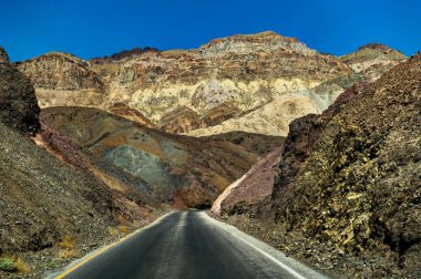 Sanatçılar sürücü sanatçı Pallette ile boş sokak ve mavi gökyüzü ben
