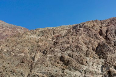 Ölüm Vadisi Milli Park California Kuzey mavi gökyüzünde taşlarla