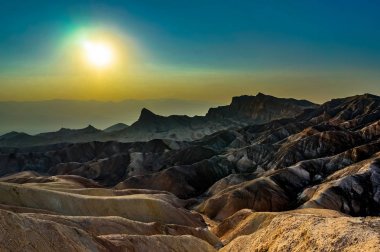 Zabriskie noktası Günbatımı ile gök Ölüm Vadisi Milli Parkı CA