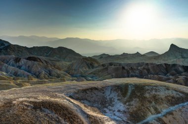 Zabriskie noktası Günbatımı ile gök Ölüm Vadisi Milli Parkı CA