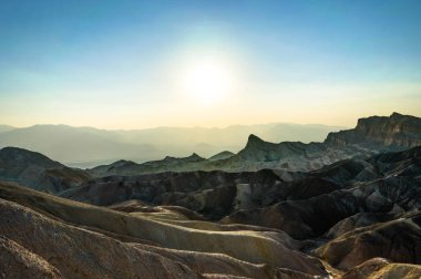 Zabriskie noktası Günbatımı ile gök Ölüm Vadisi Milli Parkı CA