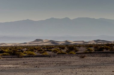 Kum tepeleri ile Ölüm Vadisi Milli Parkı California'dan dağlarda